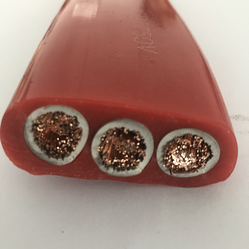 怪事！ 線(xiàn)纜上咋掛個(gè)木樁